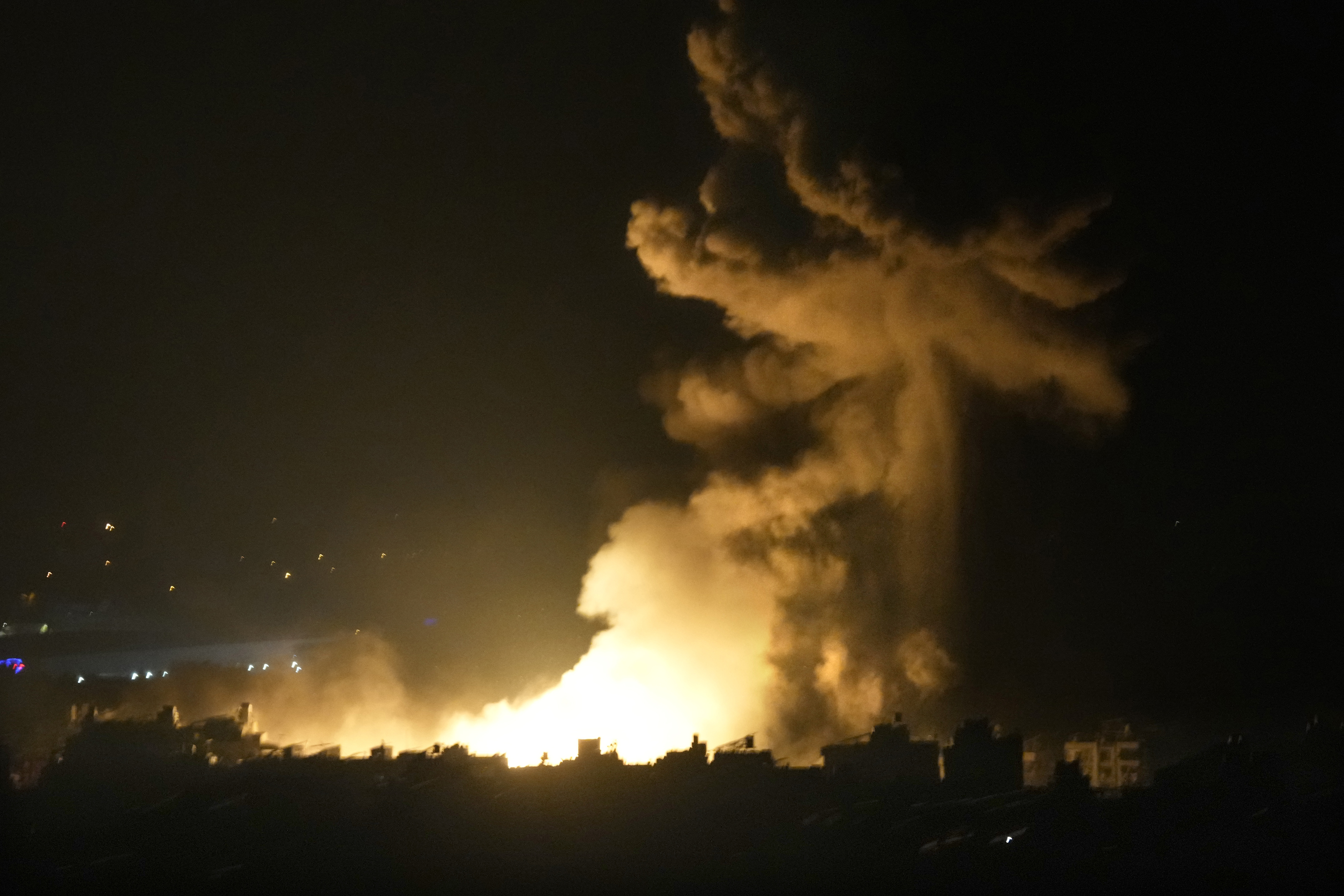 Israel genomför nya attacker mot Beirut på söndagskvällen. Bilden är från attackerna under natten mot söndagen. Foto: Hussein Malla/AP/TT