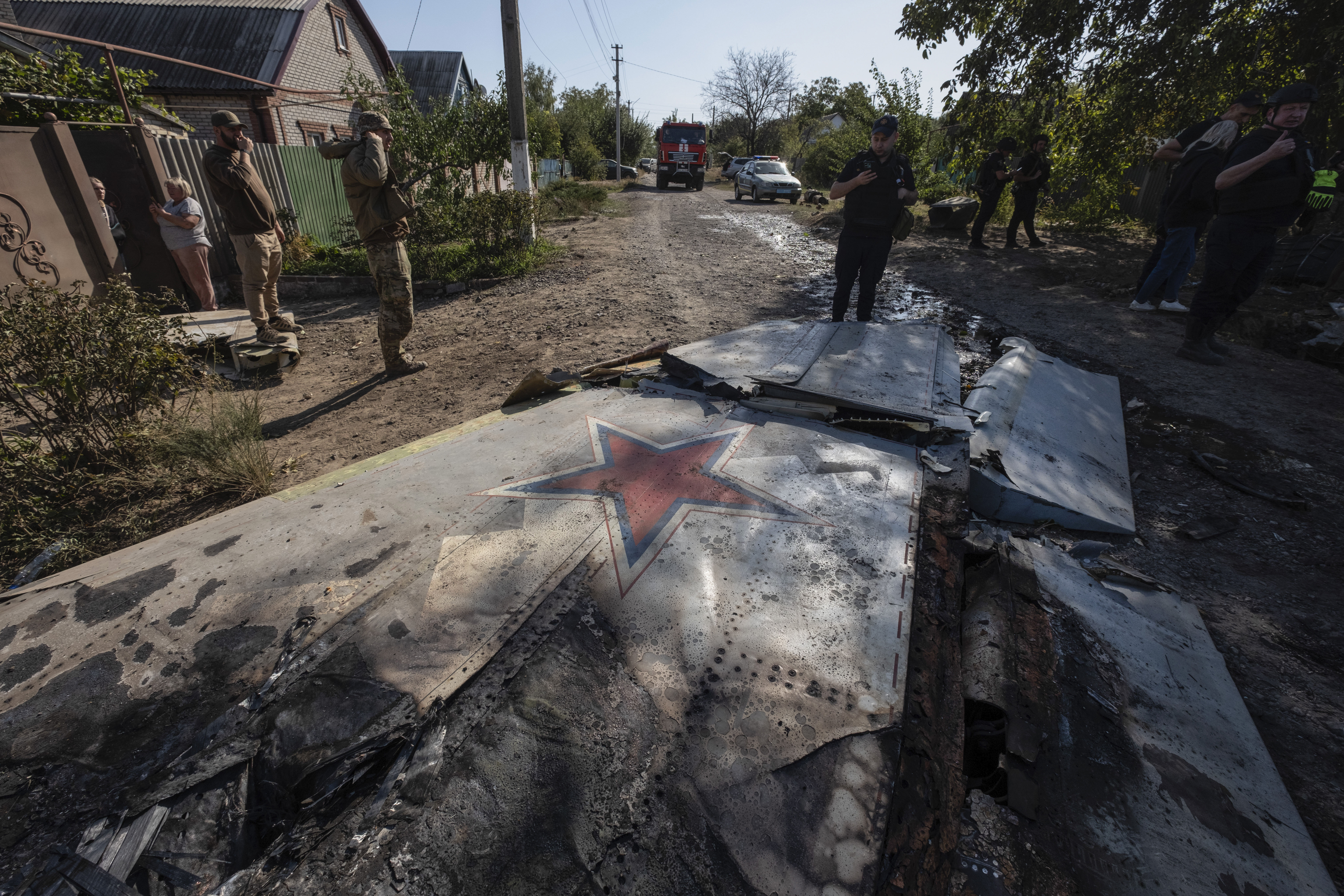 Ukrainska soldater vid resterna av en rysk militär luftfarkost som sköts ner i utkanten av Kostiantynivka under lördagen. Foto: Iryna Rybakova/AP/TT