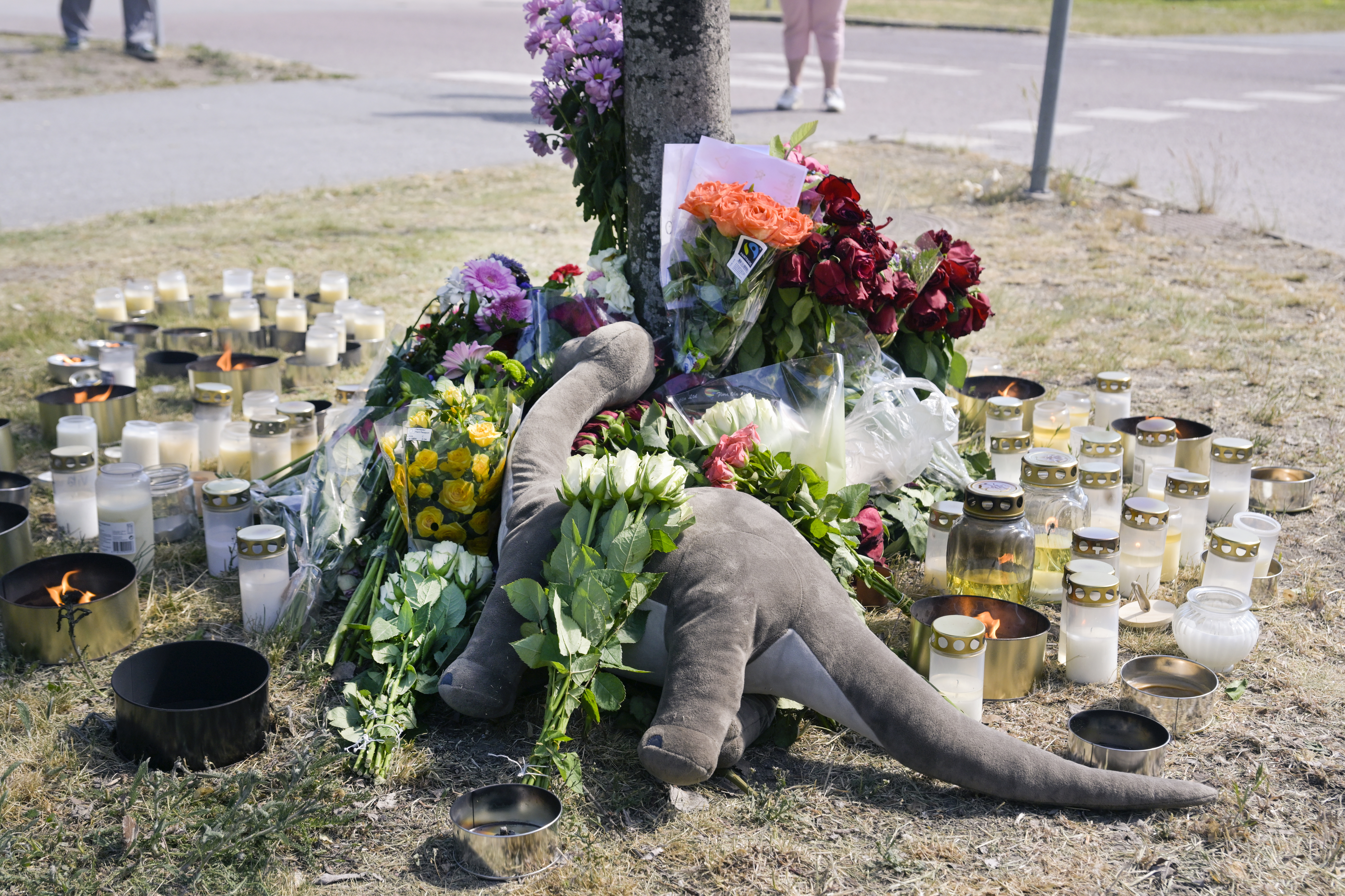Minnesplats med blommor och gosedjur dagen efter att pojken dog efter att blivit påkörd när han cyklade i Märsta juni 2023 Foto: Janerik Henriksson/TT