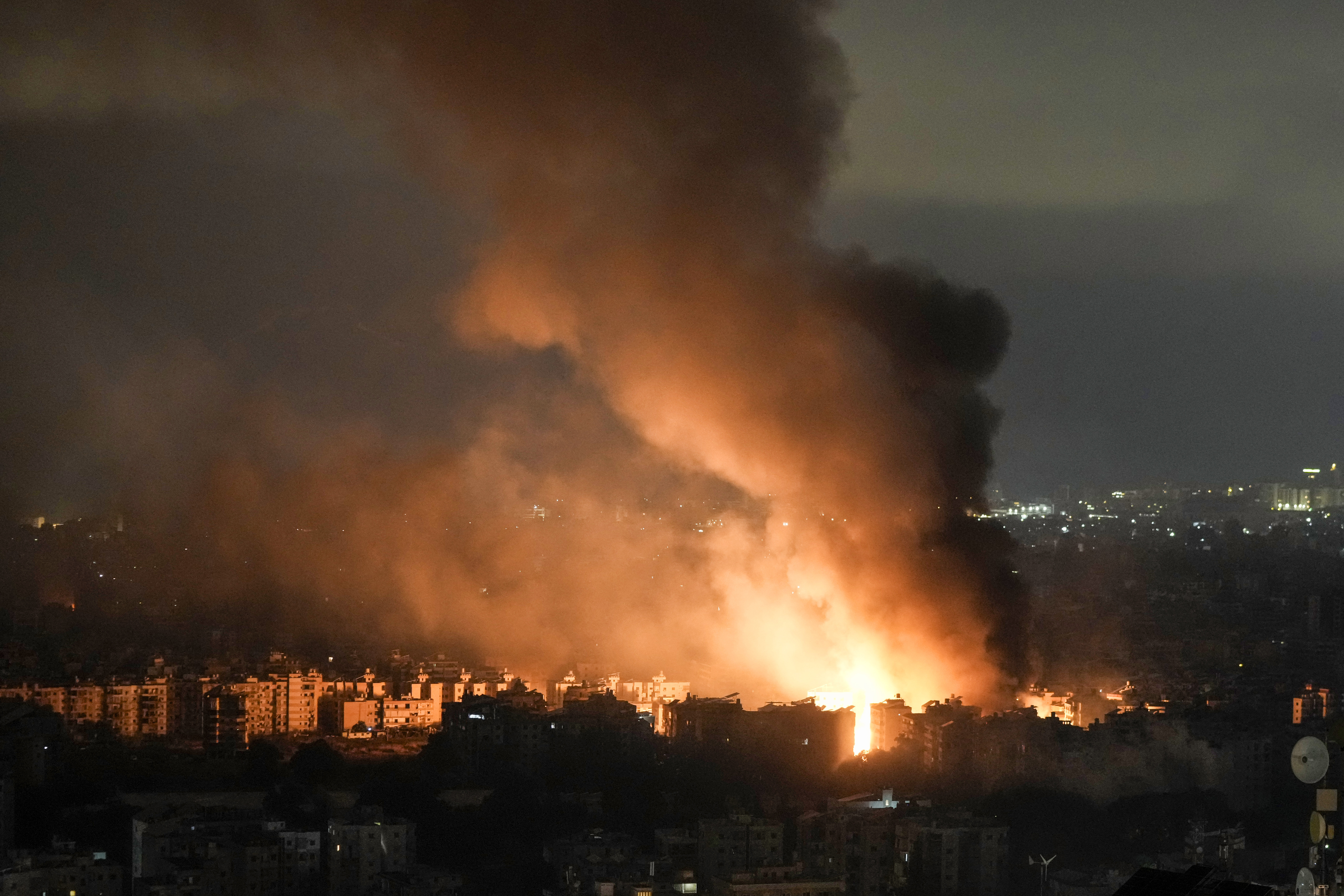 Eld och rök stiger mot himlen efter den israeliska militärens senaste angrepp mot Beirut. Foto: Bilal Hussein/AP/TT