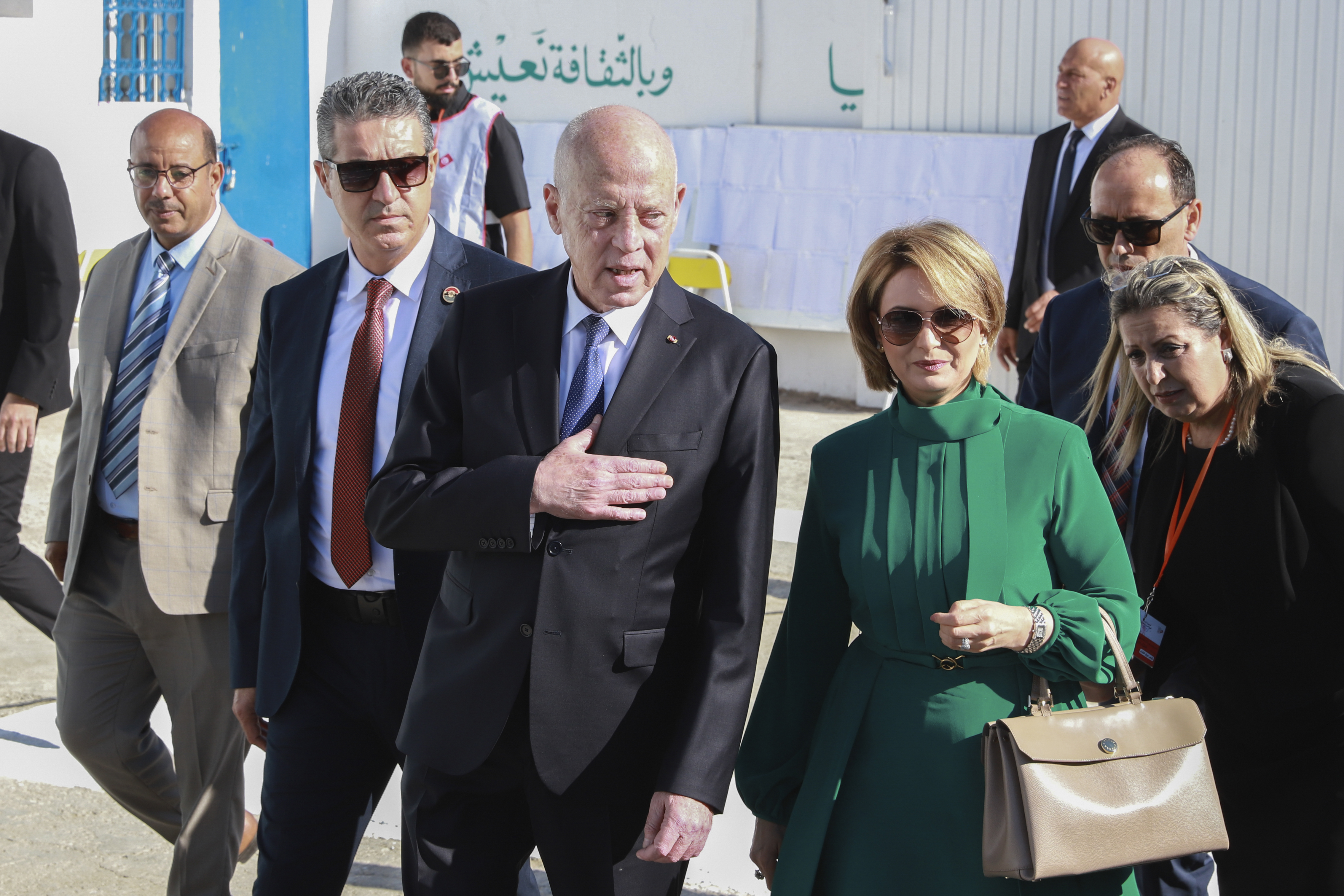 Tunisiens president Kaïs Saïed (mitten) fick över 90 procent av rösterna i söndagens val, då bilden togs. Foto: Anis Mili/AP(TT