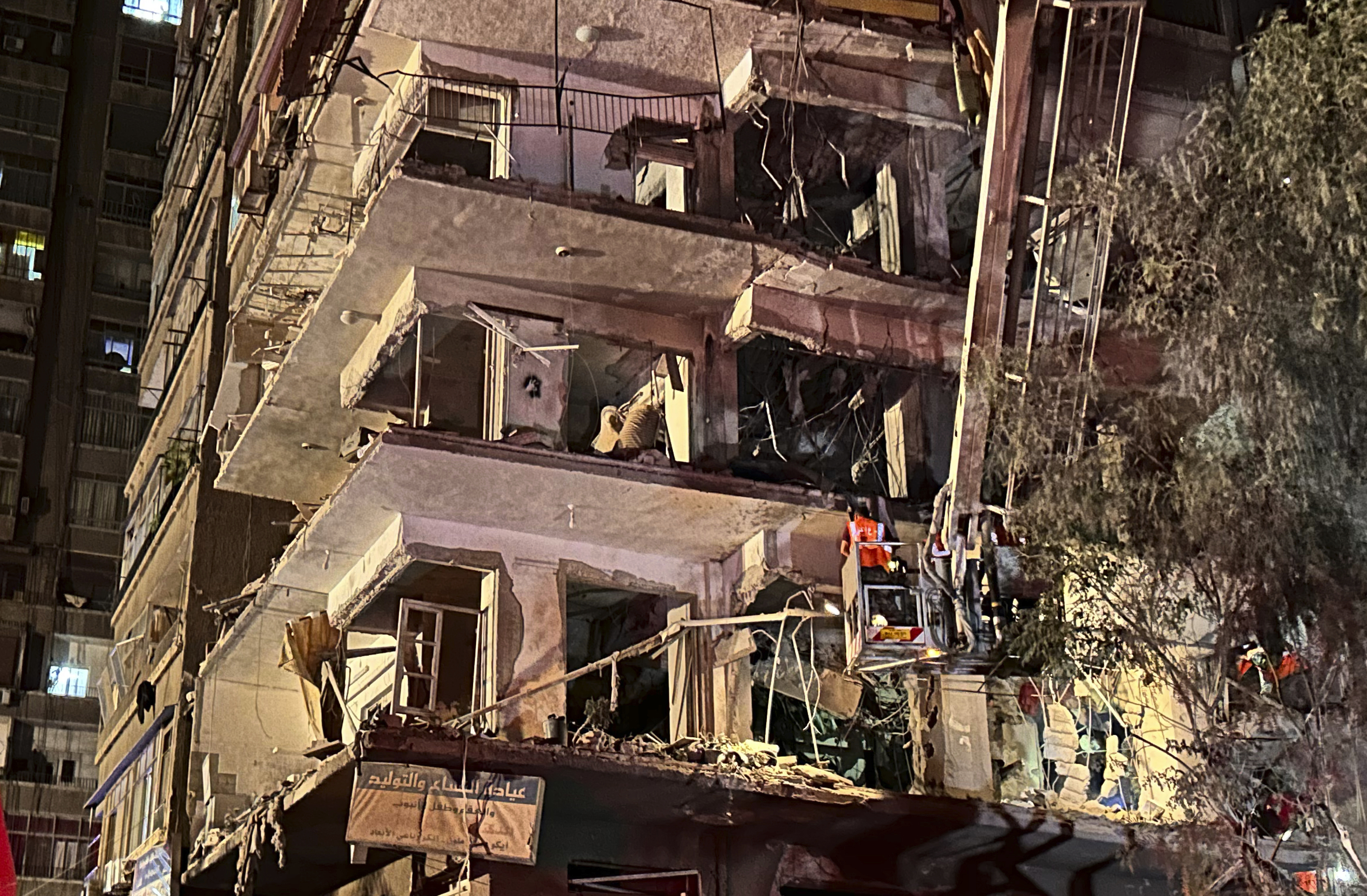 En räddningsarbetare kontrollerar ett hus träffat i en israelisk attack under tisdagen i Damaskus, Syrien. Foto: Omar Sanadiki/AP/TT