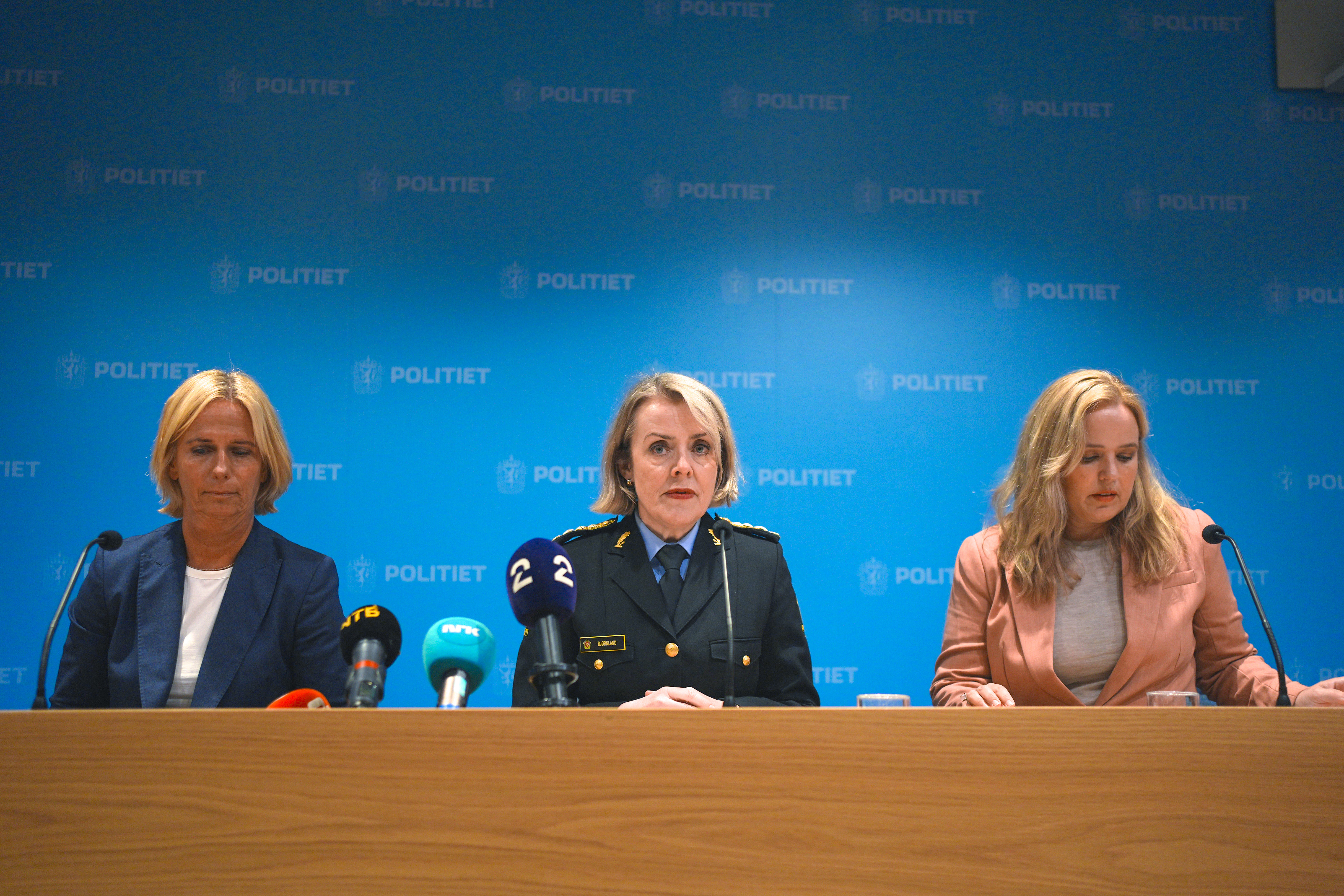 Inga Bejer Engh, assisterande chef vid PST, polischef Benedicte Bjørnland och Siv Sørensen, specialrådgivare på PST vid en presskonferens i Oslo i dag. Foto: Terje Pedersen
