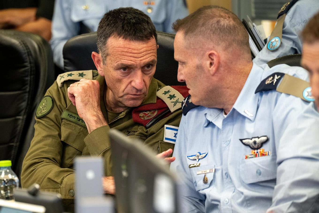 Israels militärchef Herzi Halevi, till vänster, lovar att fortsätta slå mot Hizbollah "utan andrum". Arkivbild. Foto: Handout från Israels försvarsmakt/ TT