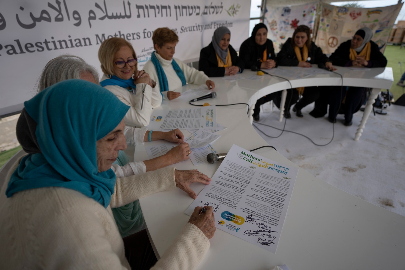 Företrädare för israeliska Nashim Osot Shalom (Women Wage Peace) och palestinska Nisaa al-Shams (Women of the Sun) skriver under ett samarbetsavtal 2022. Organisationerna nämns som tänkbara mottagare av Nobels fredspris. Arkivbild. Foto: Nasser Nasser/AP/TT