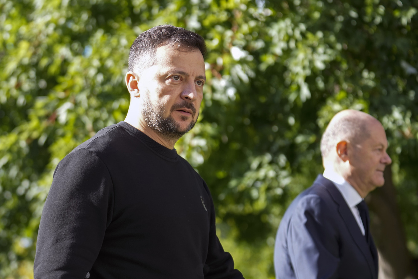 Ukrainas president Volodymyr Zelenskyj, här med Tysklands förbundskansler Olaf Scholz i Berlin, uttrycker stor sorg över beskedet om att en journalist dött i rysk fångenskap. Foto: Ebrahim Noroozi/AP/TT