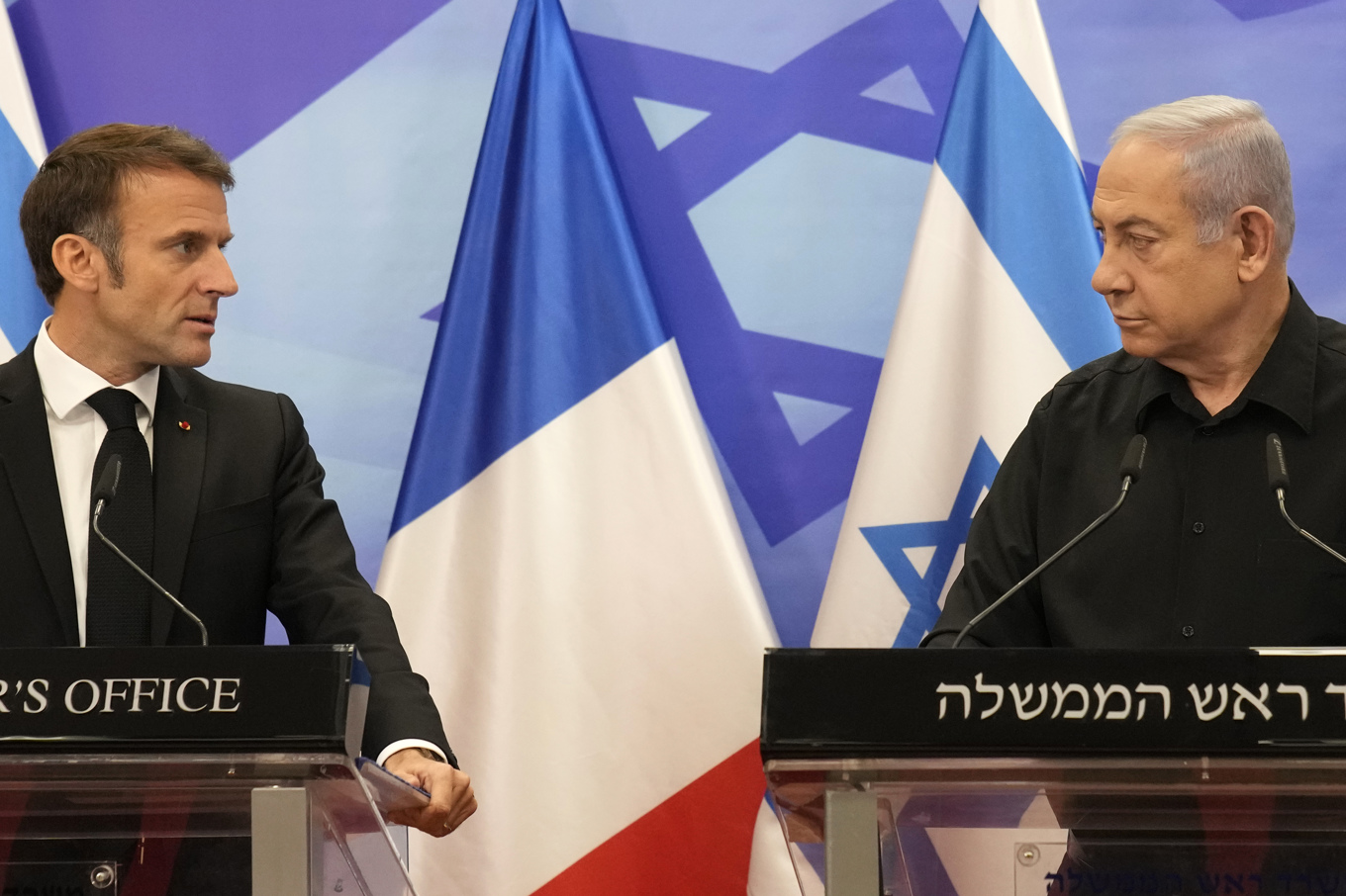 Frankrikes president Emmanuel Macron och Israels premiärminister Benjamin Netanyahu har hamnat i öppet bråk. Arkivbild. Foto: Christophe Ena/AP/TT