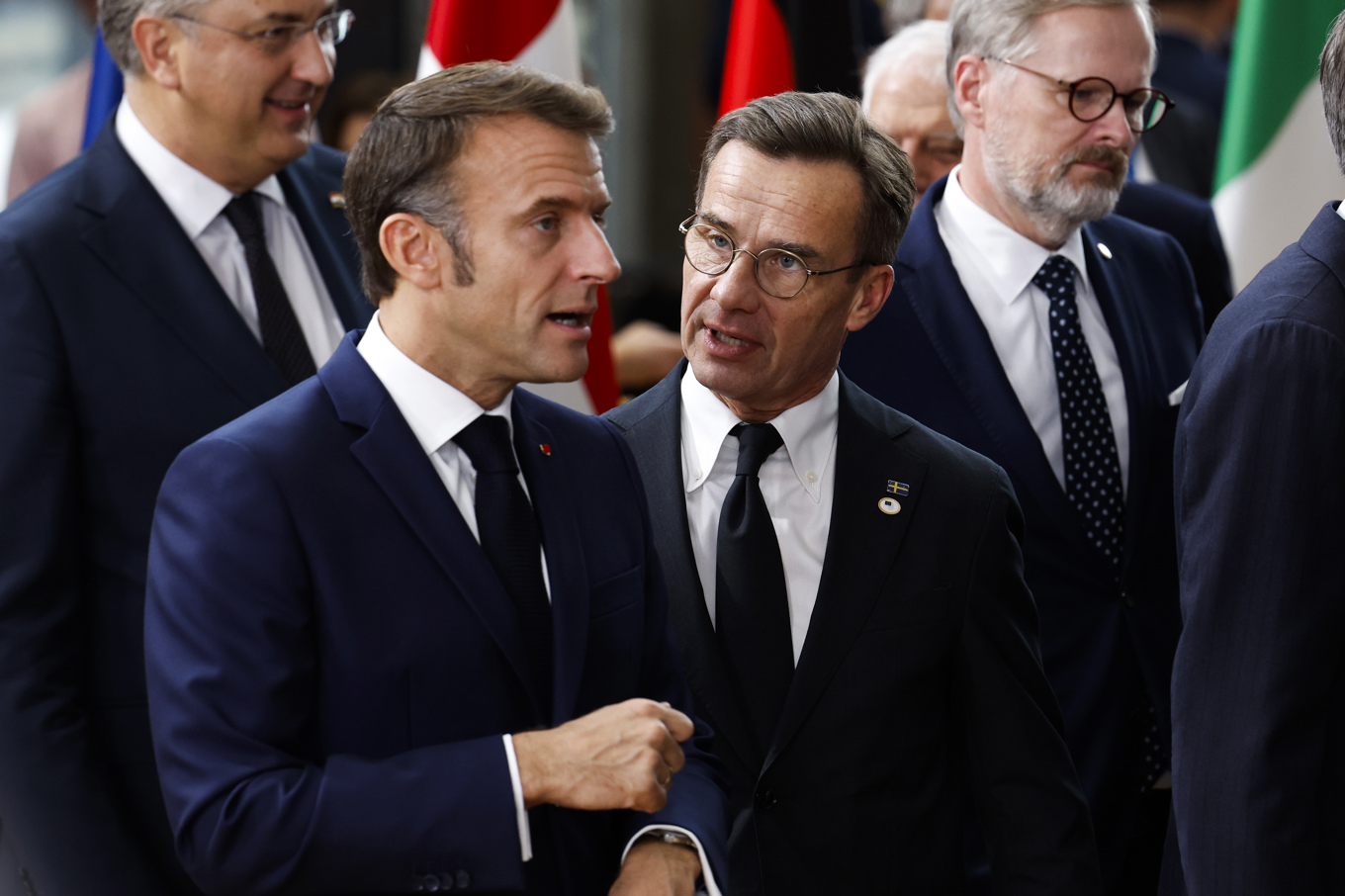 Statsminister Ulf Kristersson (M) i samtal med Frankrikes president Emmanuel Macron på EU-toppmötet i Bryssel. Foto: Geert Vanden Wijngaert