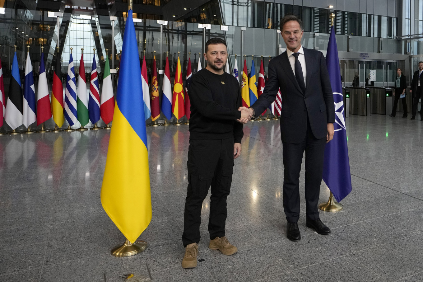 Ukrainas president Volodymyr Zelenskyj skakar hand med Natos generalsekreterare Mark Rutte i Bryssel på torsdagen. Foto: Virginia Mayo/AP/TT