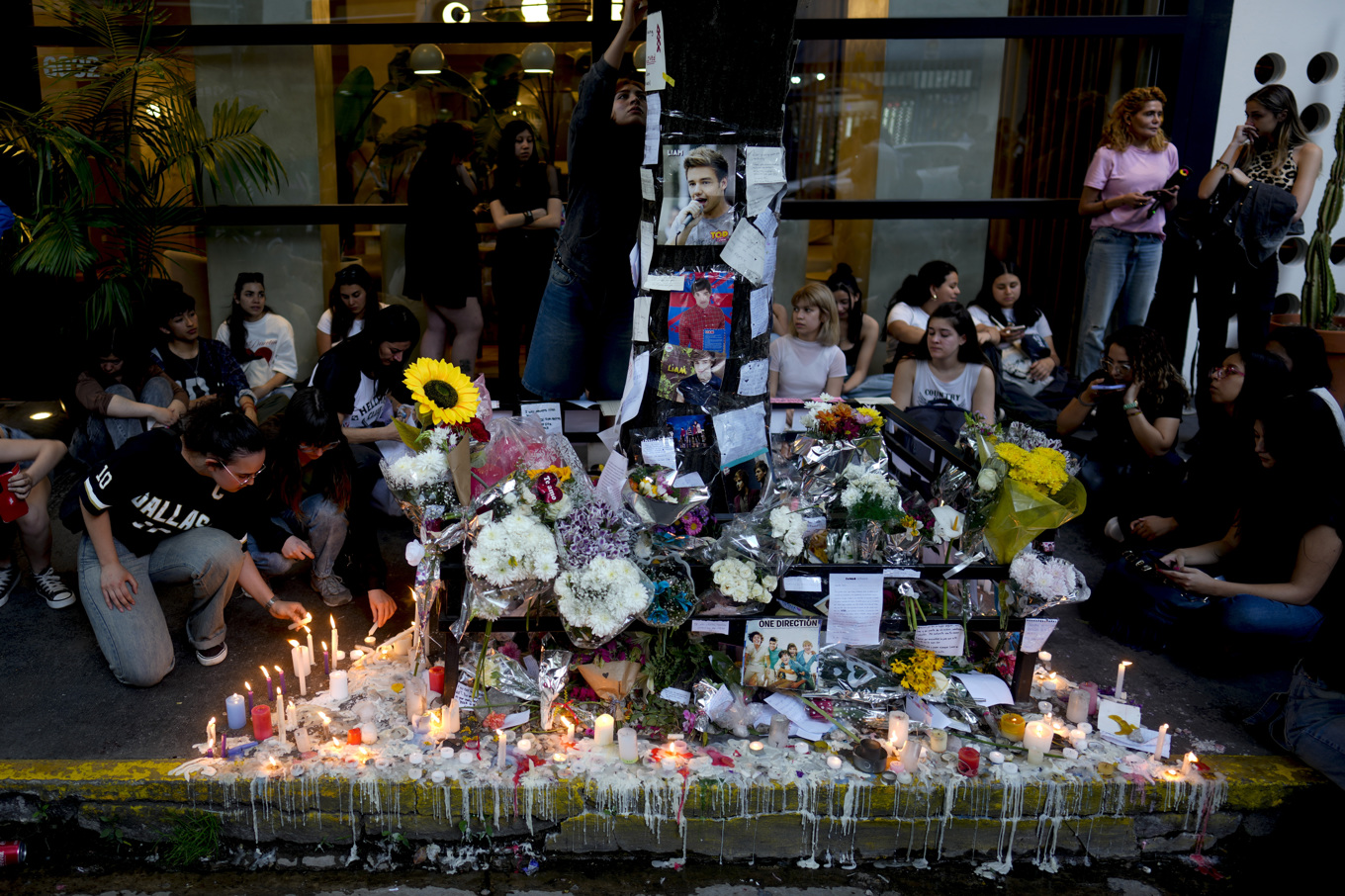 Fans sörjer Liam Payne utanför hotellet i Buenos Aires där han föll från en balkong. Foto: Natacha Pisarenko