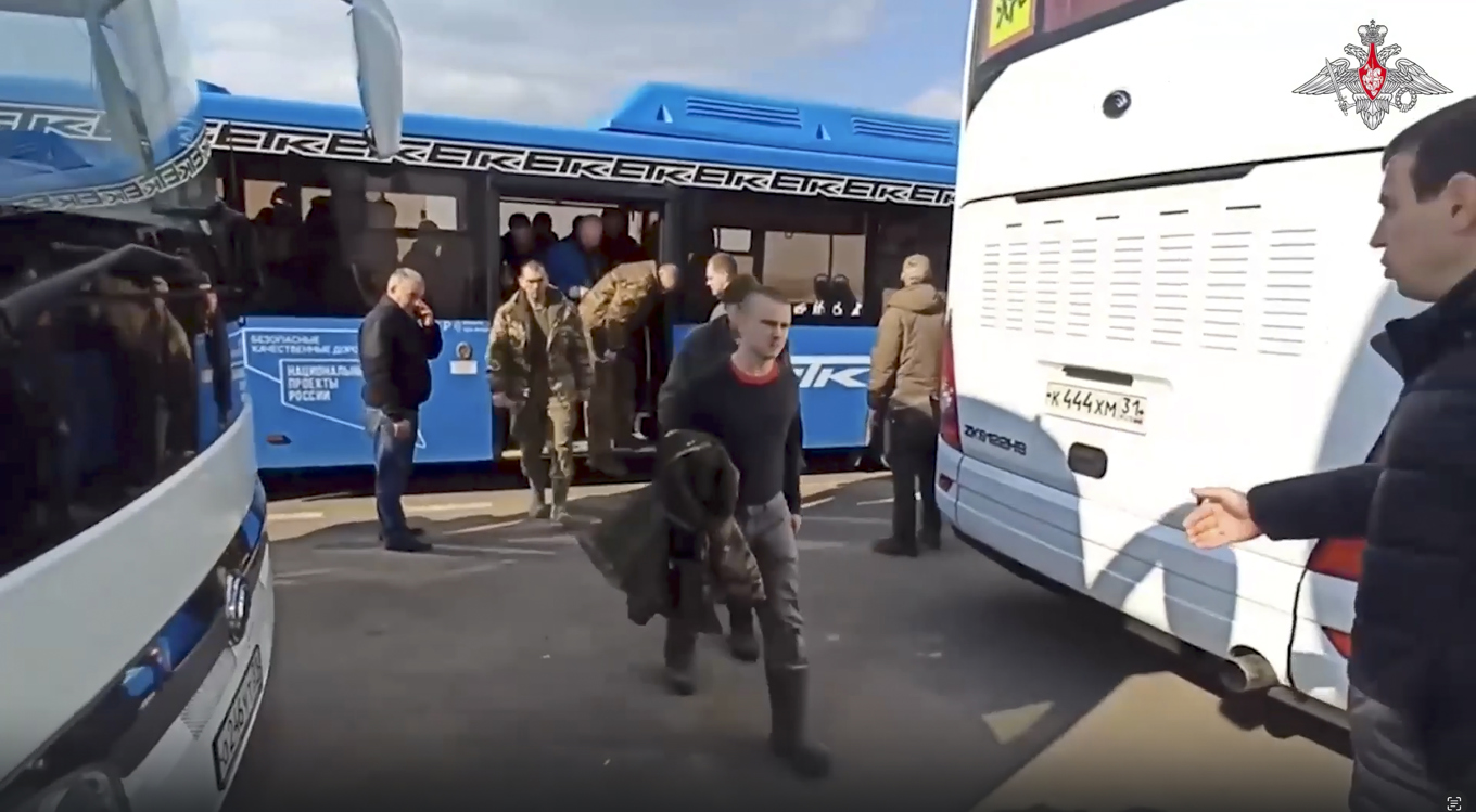 Ryssland och Ukraina har utbytt 190 krigsfångar. Bild från ett tidigare krigsfångeutbyte. Foto: Ryska försvarsdepartement presstjänst via AP/TT