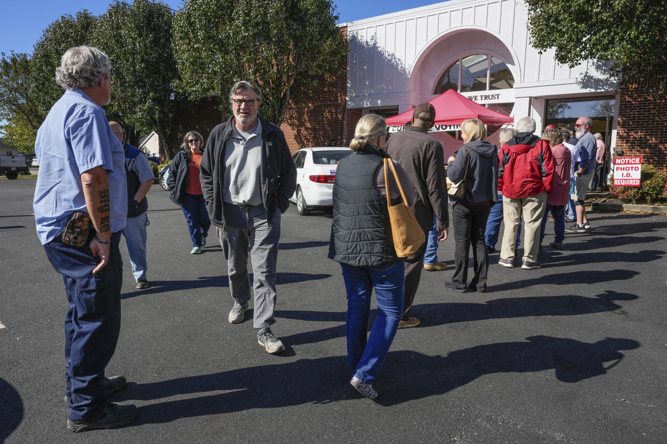 Väljare i North Carolina köar för att förtidsrösta. Bilden är från i torsdags. Foto: Kathy Kmonicek/AP/TT