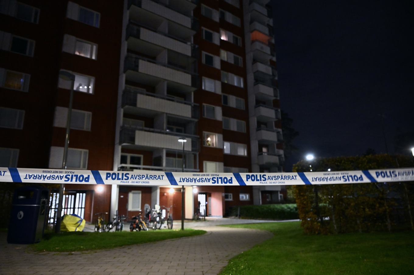 Avspärrningar utanför det hus där en kvinna hittades ihjälskjuten i Akalla i nordvästra Stockholm på tisdagskvällen. Foto: Pontus Lundahl/TT