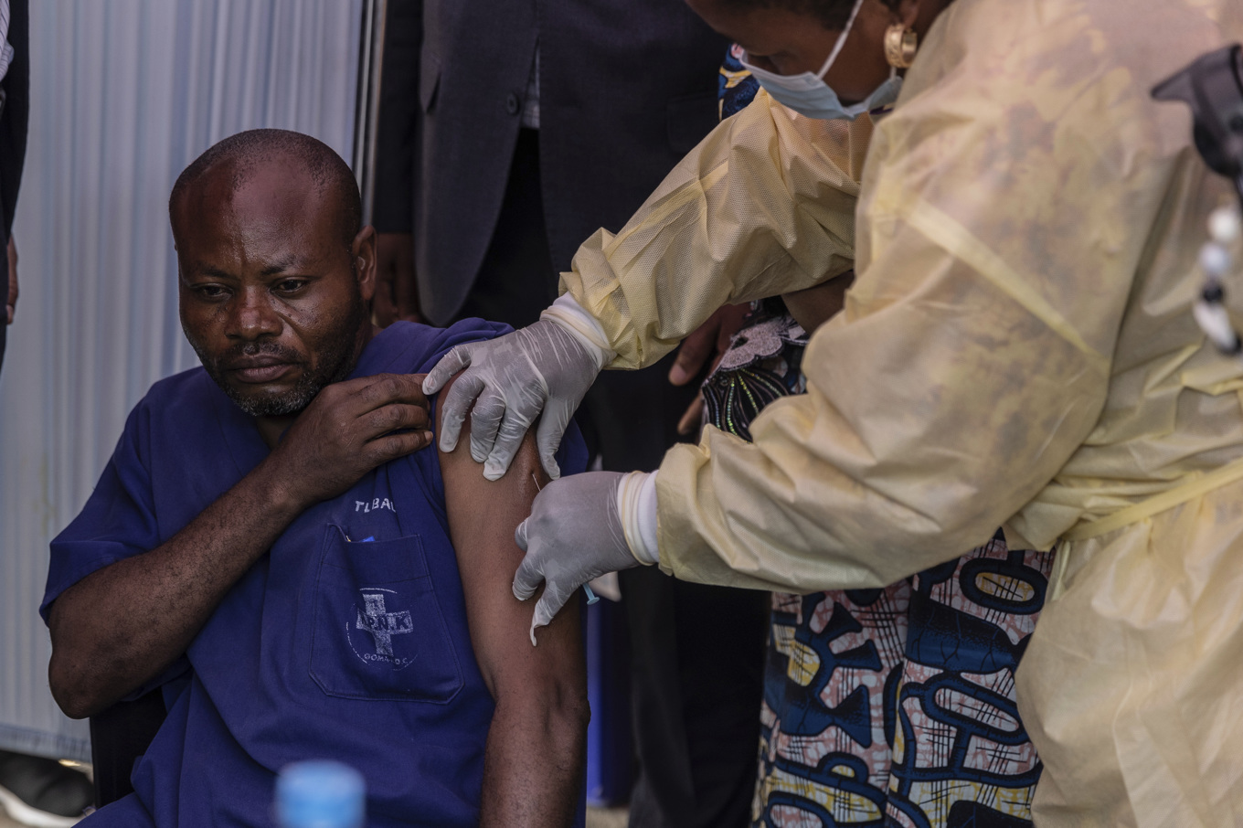 En man får mpox-vaccin på ett sjukhus i Goma i Demokratiska republiken Kongo där viruset har sitt ursprung. Foto: Moses Sawasawa/AP/TT