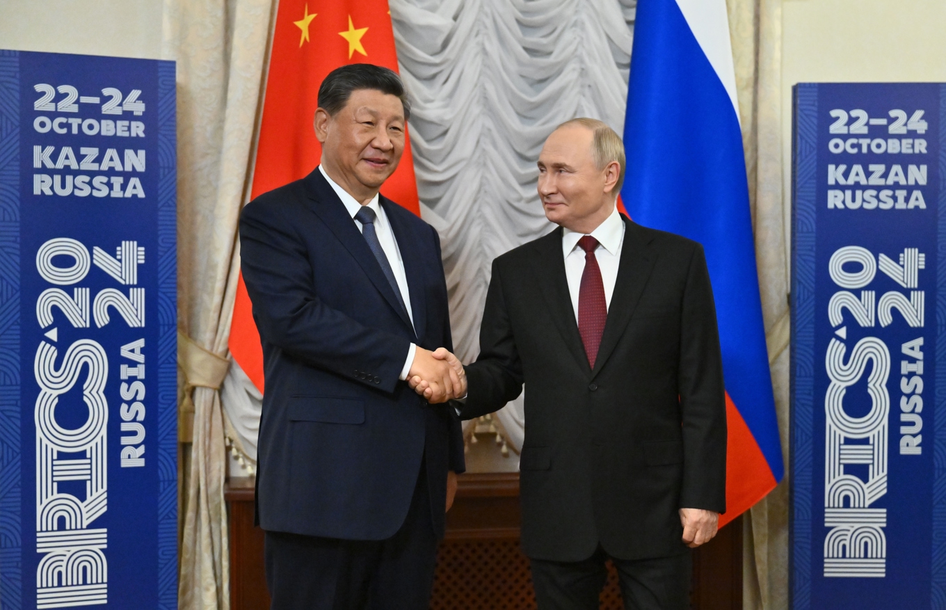 Kinas ledare Xi Jinping välkomnas till Bricsmötet i ryska Kazan av president Vladimir Putin. Foto: Kristina Kormilitsyna/Officiell pool via AP/TT
