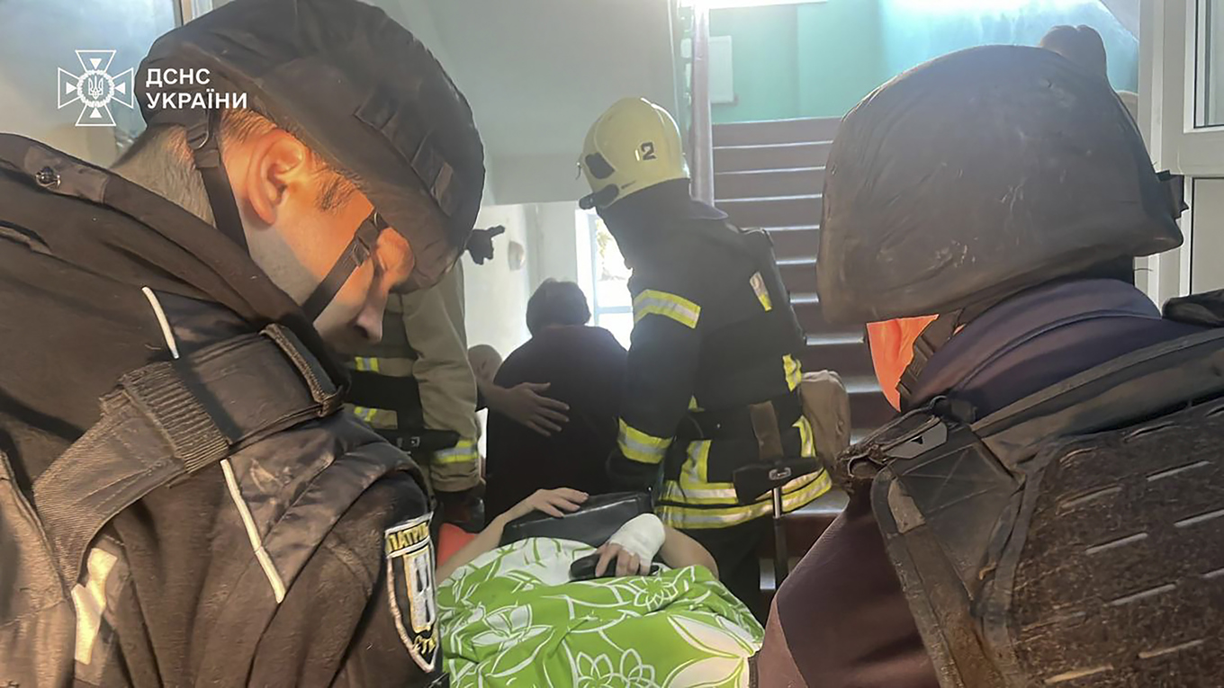 Räddningsarbetare hjälper skadade efter en tidigare rysk attack mot den ukrainska staden Sumy, i september. Arkivbild. Foto: Ukrainas räddningstjänst/AP/TT