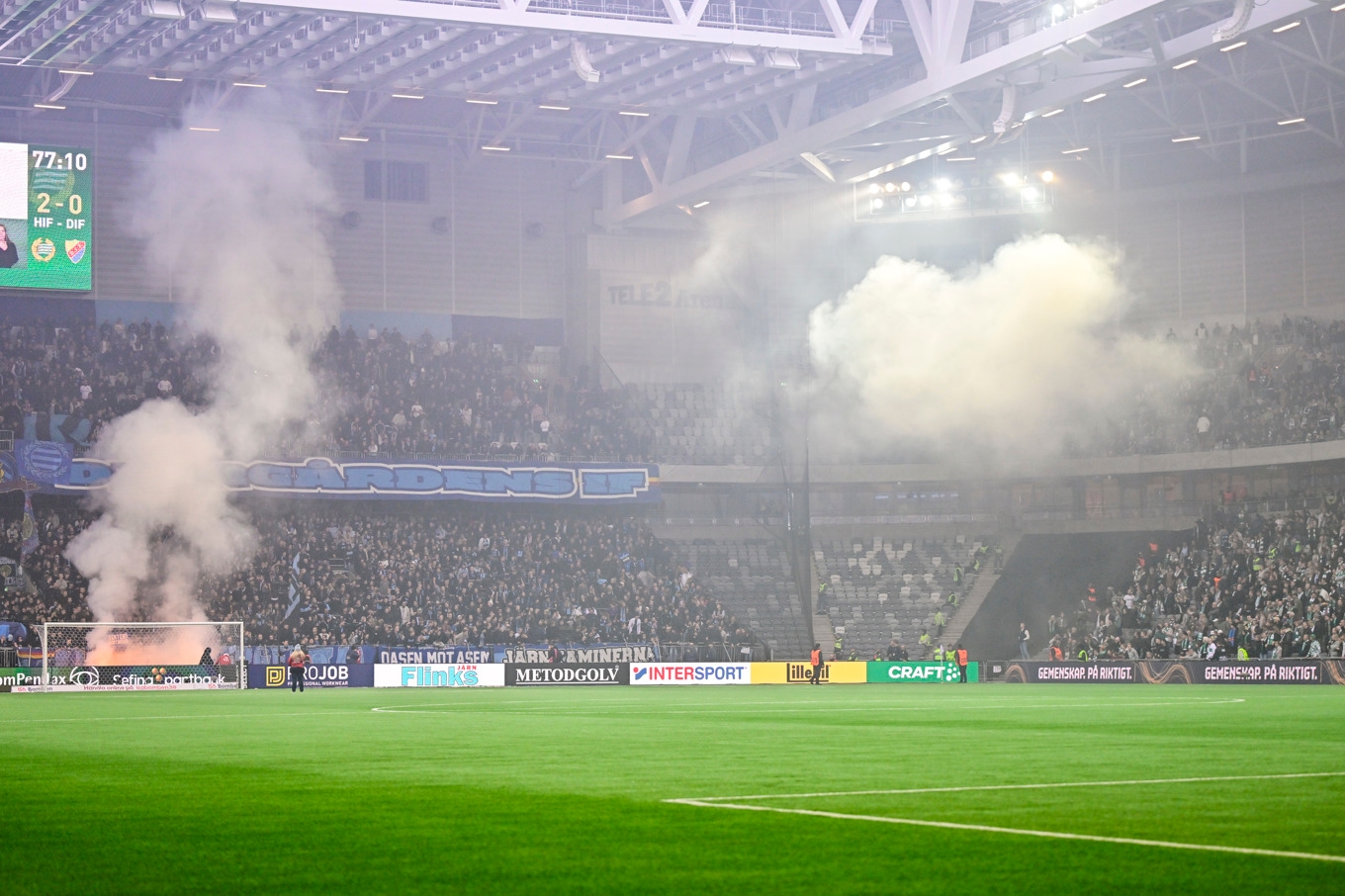Stockholmsderbyt mellan Hammarby och Djurgården avbröts efter att pyroteknik kastats in från läktarplats. Foto: Magnus Lejhall/TT