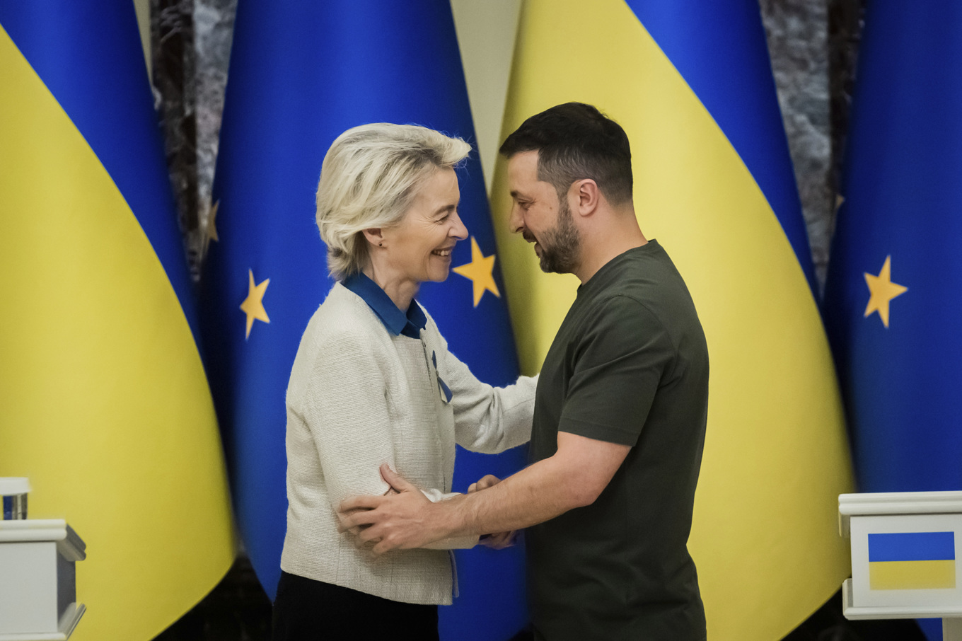 EU-kommissionens ordförande Ursula von der Leyen och Ukrainas president Volodymyr Zelenskyj under ett möte i Kiev i september. Arkivbild. Foto: Christoph Söder/AP/TT