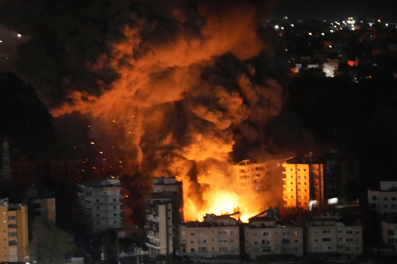 Eld och rök efter en attack mot Beirut under onsdagskvällen. Foto: Hussein Malla/AP/TT