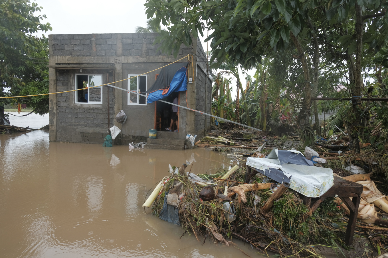 Dödstalet befaras stiga i stormen Tramis spår. Foto: John Michael Magdasoc/AP/TT