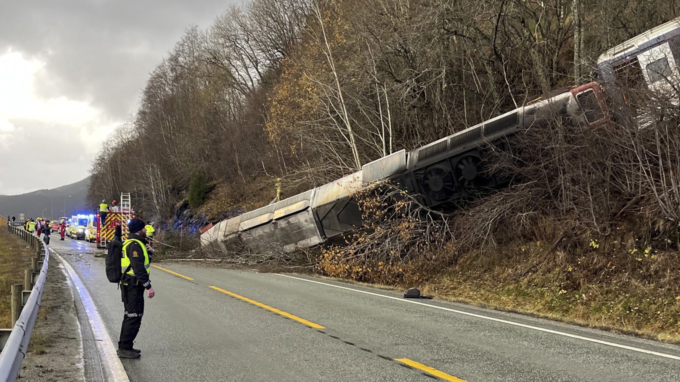 Flera personer uppges ha skadats i tågolyckan. Foto: Frank Nygård/NRK/NTB/TT