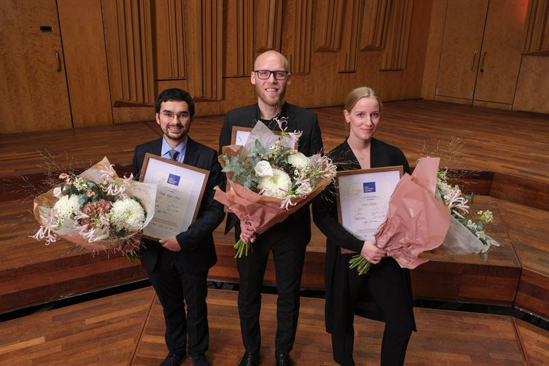 Kördirigenten Alexander Lüken vann finalen i Eric Ericson Award i Berwaldhallen. Här med de två andra finalisterna, Heide Müller, Tyskland och Marcel Ortega i Martí, Spanien. Pressbild. Foto: Arne Hyckenberg