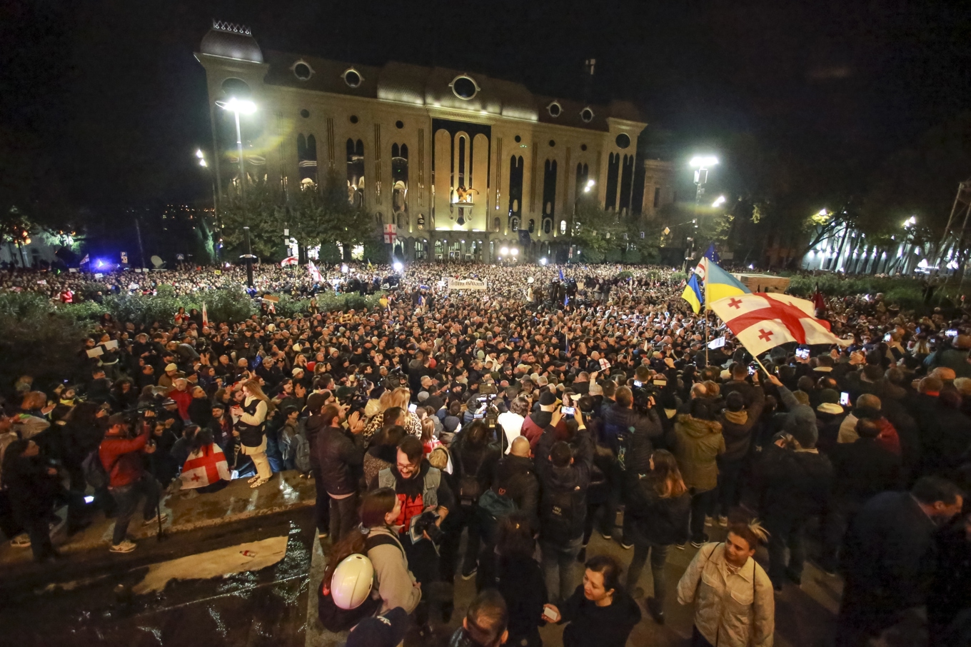 Demonstranter framför parlamentet i Tbilisi i måndags kväll. Foto: Zurab Tsertsvadze/AP/TT