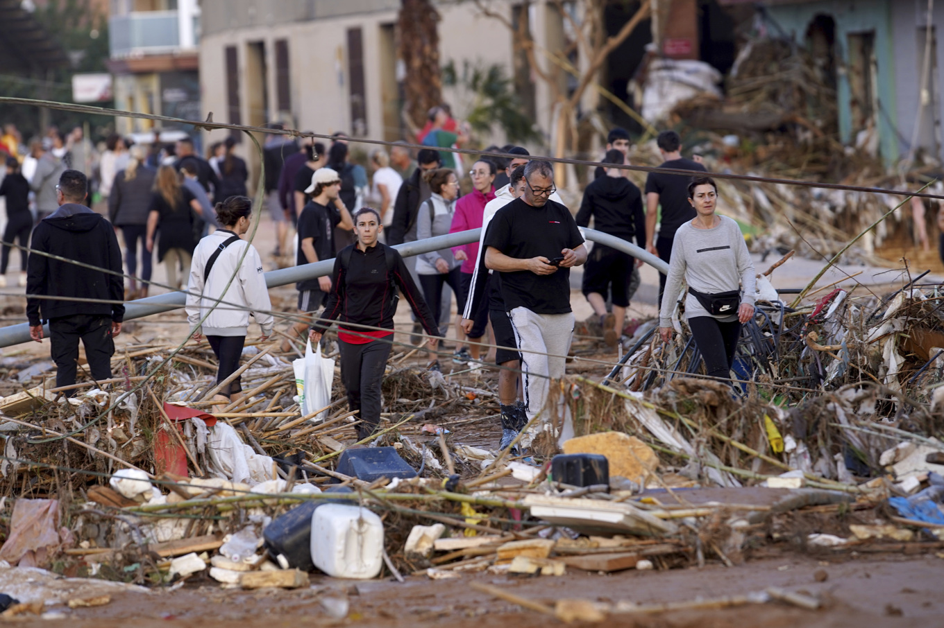 Efter flodvågen. Invånare i Paiporta nära Valencia betraktar förödelsen. Foto: Alberto Saiz/AP/TT
