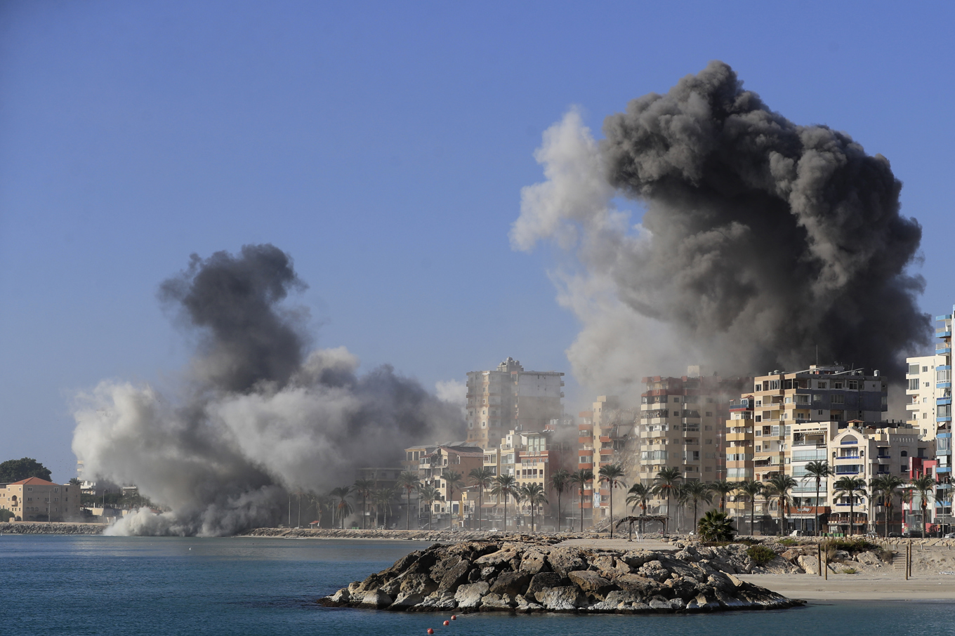 Flera av de samhällen som Israel nu beordrar utrymning av ligger i närheten av kuststaden Tyros, som bombats ihärdigt den senaste veckan. Bild från i måndags. Foto: Mohammad Zaatari/AP/TT