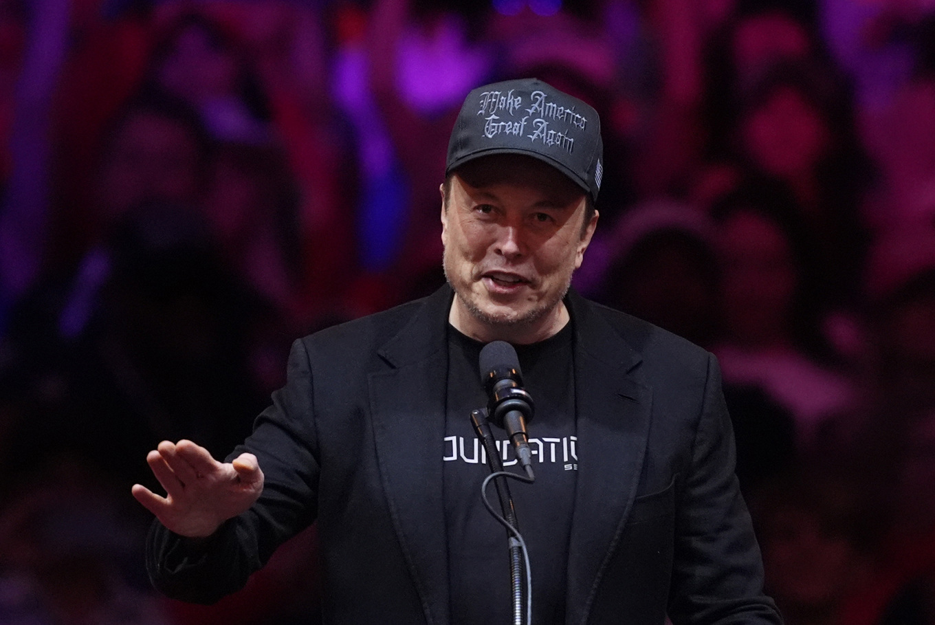 Elon Musk talar inför Donald Trumps kampanjmöte i New York tidigare i oktober. Foto: Evan Vucci/AP/TT