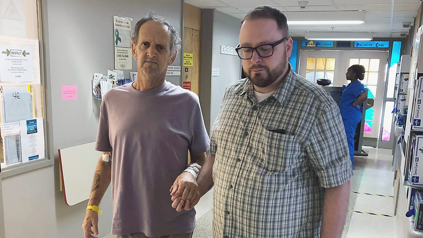 Epoch Times har tidigare rapporterat om det mystiska neurologiska syndromet i New Brunswick. Roger Ellis, här med sin son Steve på Chaleur Hospital i Bathurst i New Brunswick år 2019, är en av de drabbade. Foto: Privat