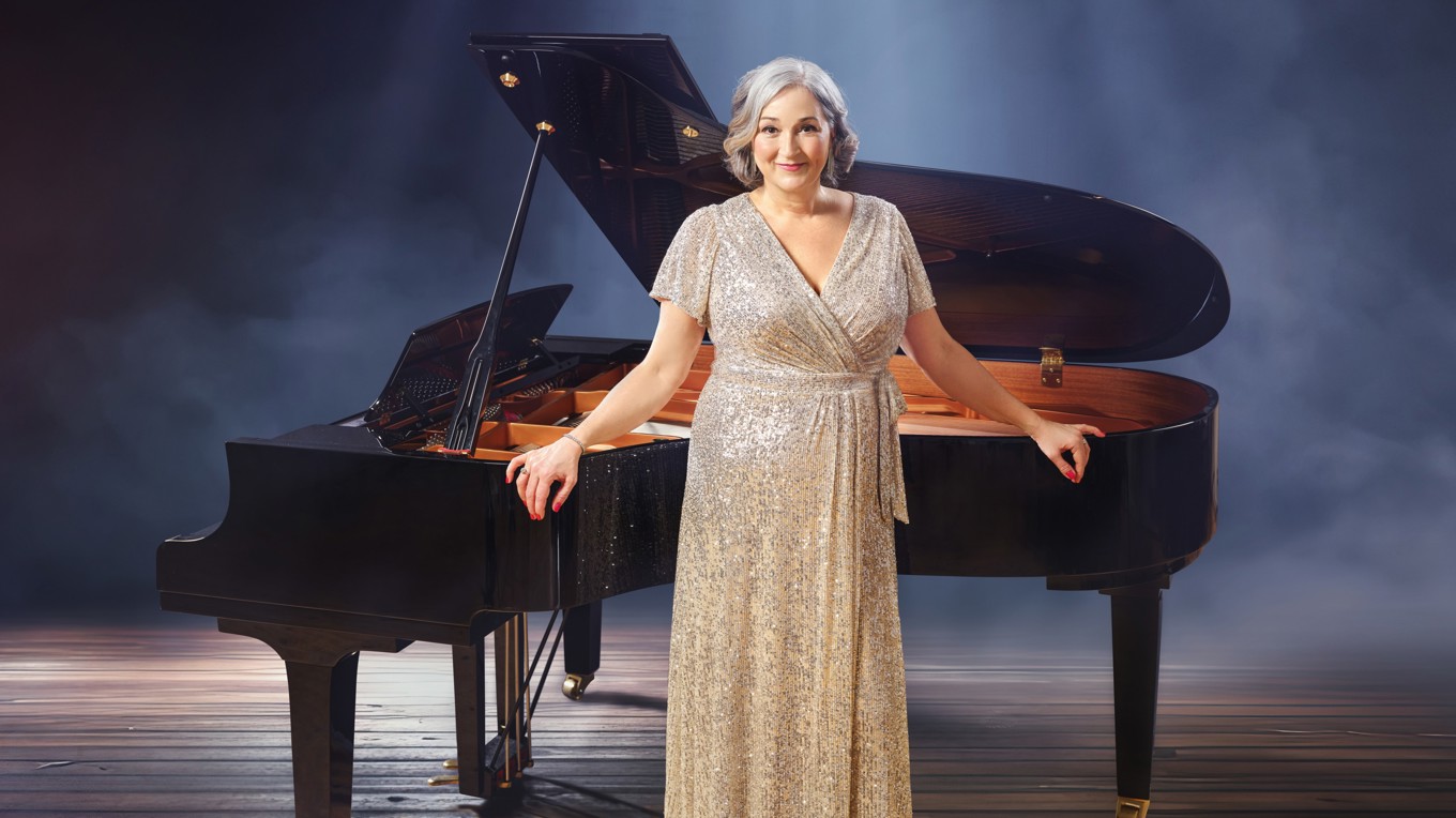 Hovsångerskan Katarina Karnéus är en av stjärnsolisterna från Göteborgsoperan som besöker Västra Götalandsregionen. Under konserten, som varar två timmar, framförs utdrag ur olika välkända operor. Foto: Lennart Sjöberg