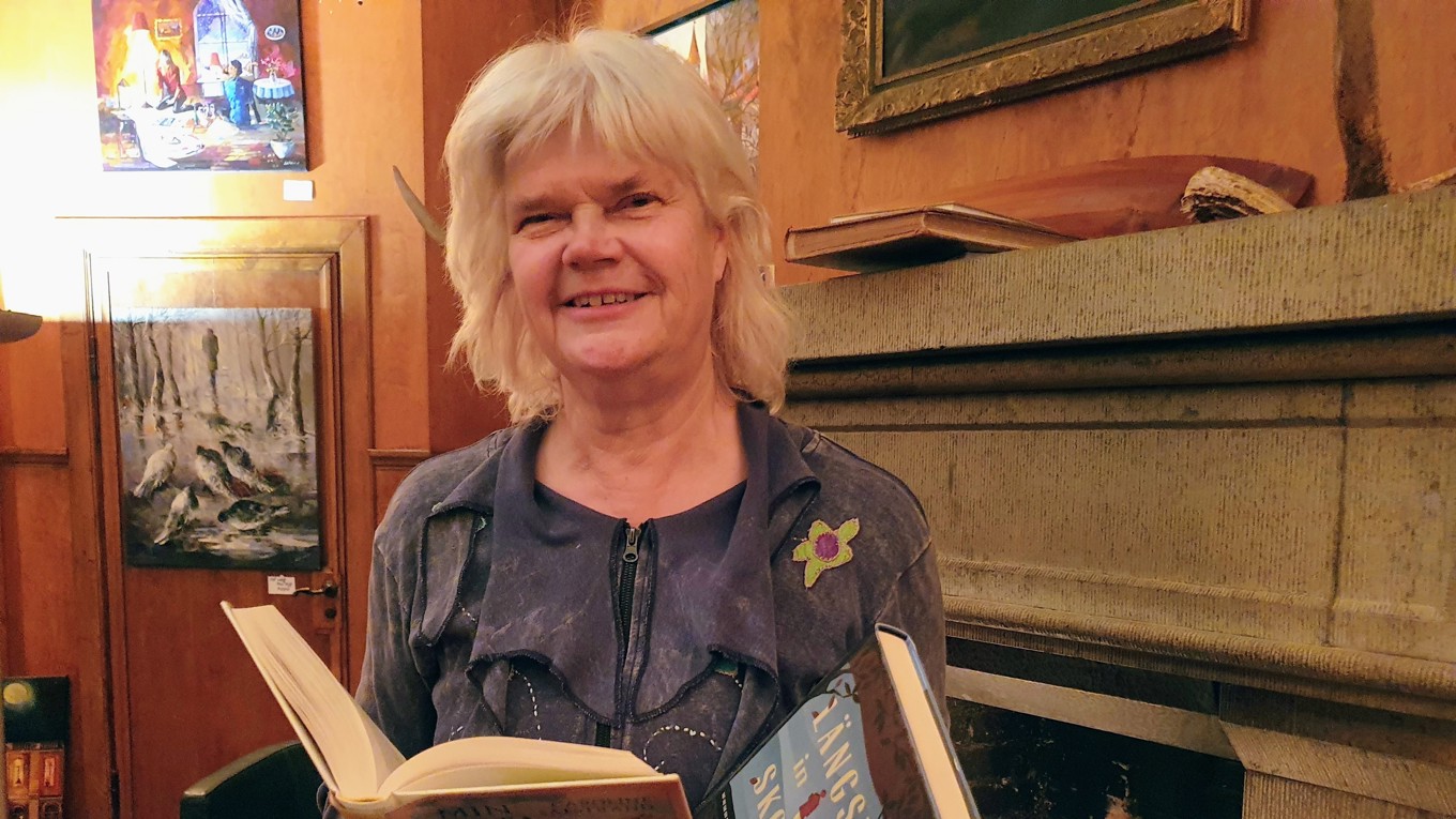 Yvonne Eriksen högläste med inlevelse och närvaro ur olika böcker under ”Kura skymning”. Hon har under lång tid varit verksam med flera läsfrämjande projekt. Foto: Jenny Ljungkvist