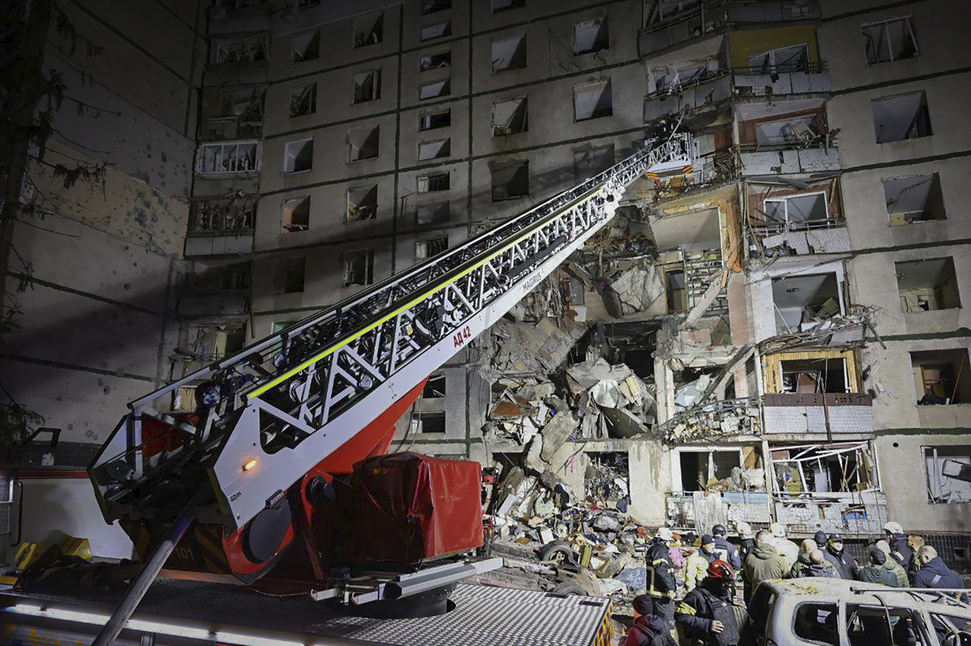 Storstaden Charkiv i östra Ukraina utstår ryska attacker nästan dagligen. Tidigare i veckan attackerades detta bostadshus. Foto: Charkivs stadsadministration via AP/TT