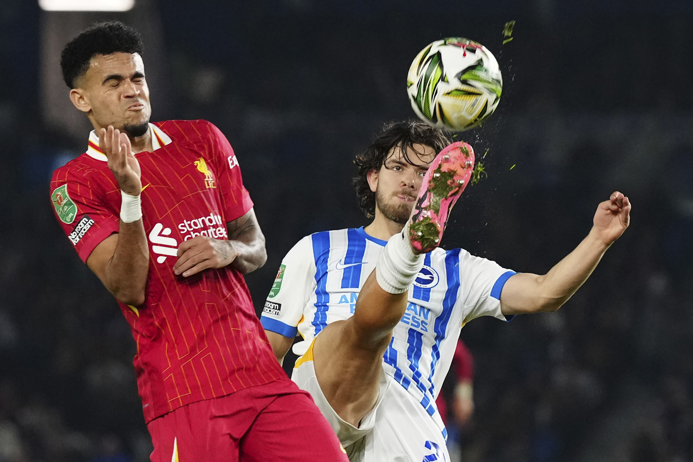 Liverpools Luis Diaz till vänster i närkamp med Brightons Ferdi Kadıoglu. Foto: Dave Shopland/AP/TT