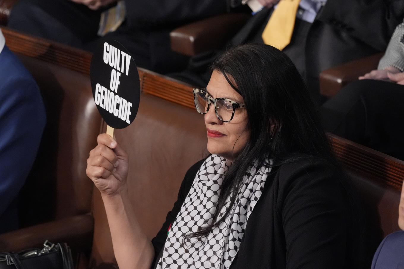 Demokraten Rashida Tlaib håller en skylt där det står "skyldig till folkmord" medan Israels premiärminister Benjamin Netanyahu håller tal i kongressen. Arkivbild. Foto: J. Scott Applewhite/AP/TT