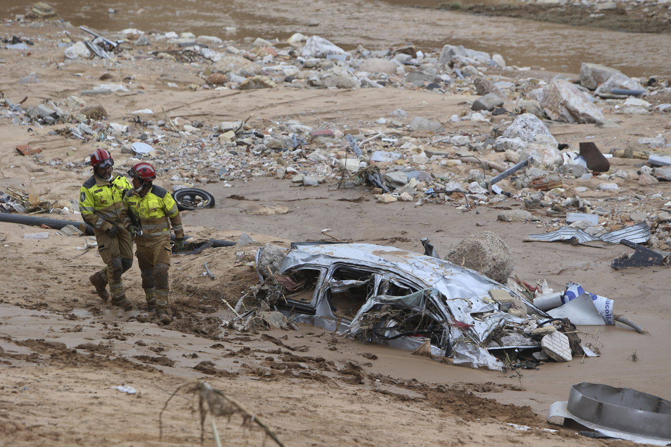 Räddningsarbetare i Paiporta nära staden Valencia under söndagen. Foto: Hugo Torres/AP/TT
