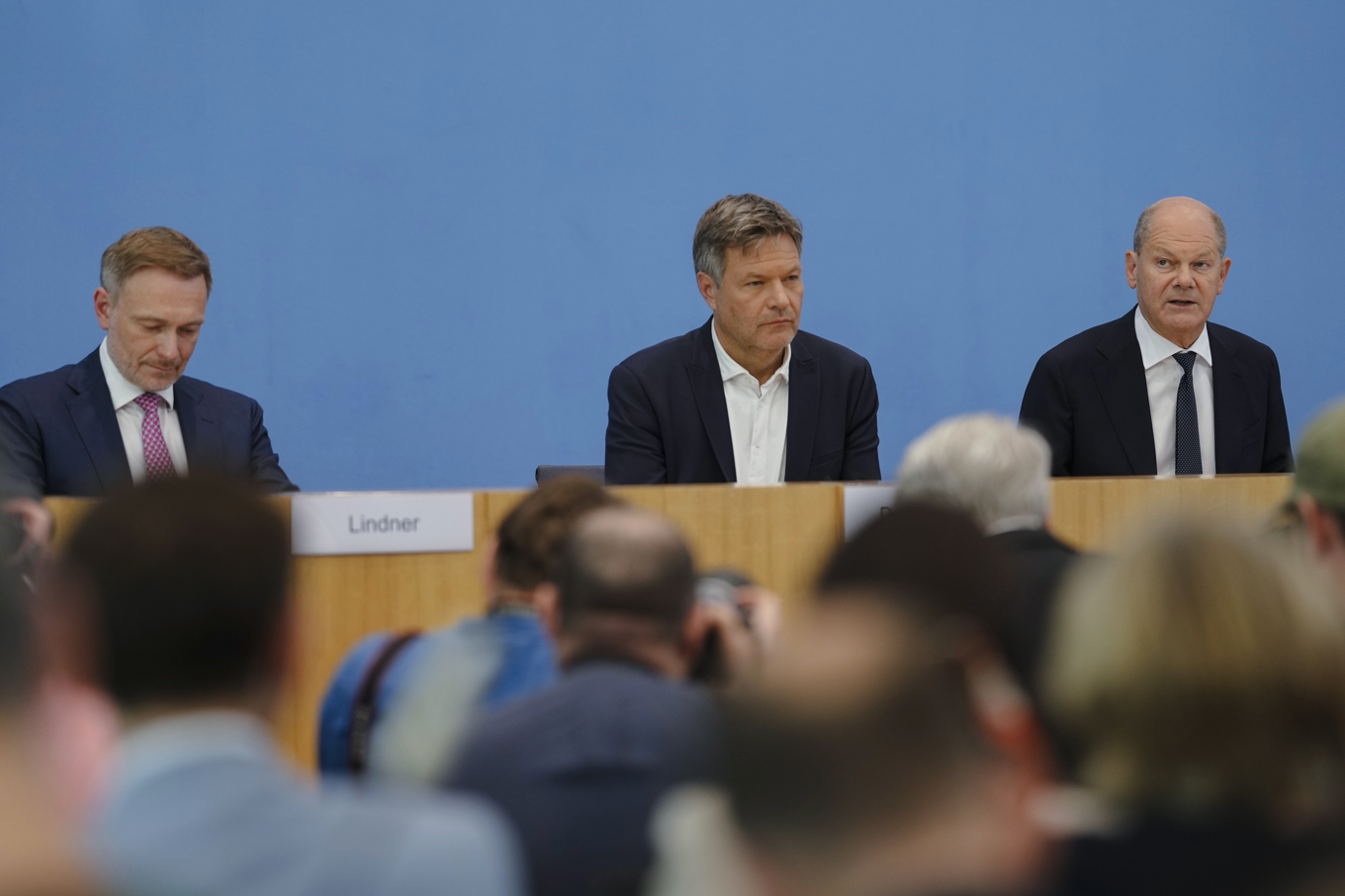 Förbundskansler Olaf Scholz (till höger), tillsammans med vicekansler Robert Habeck (mitten) och finansminister Christian Lindner (vänster). Arkivbild. Foto: Markus Schreiber/AP/TT