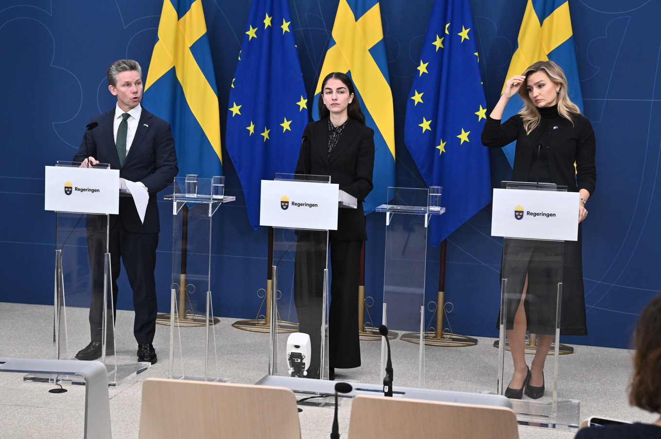 Miljöminister Romina Pourmokhtari (L), energi- och näringsminister Ebba Busch (KD) samt försvarsminister Pål Jonson (M). Foto: Claudio Bresciani/TT