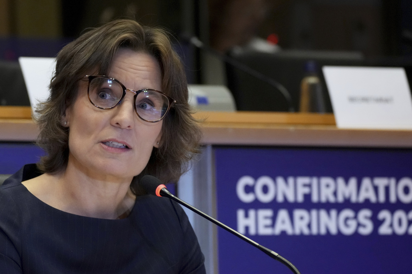 Sveriges nominerade EU-kommissionär Jessika Roswall frågas ut i EU-parlamentets miljöutskott. Foto: Virginia Mayo/AP/TT