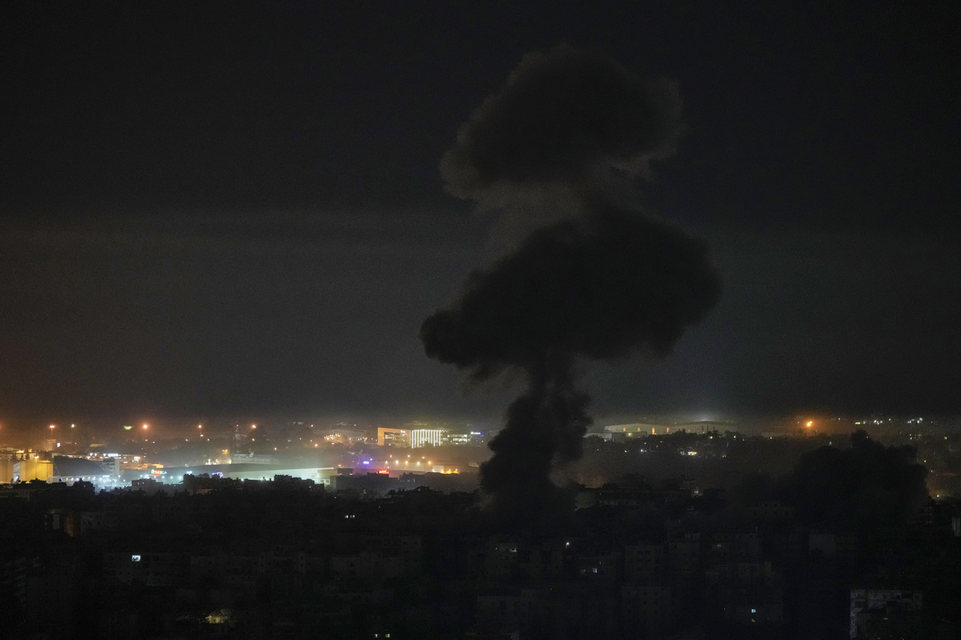Rök steg mot himlen efter israeliska angrepp mot Beiruts södra förorter. Foto: Bilal Hussein/AP/TT
