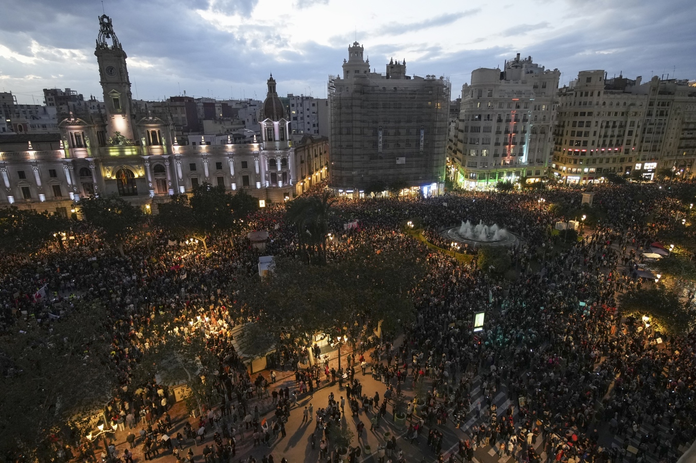 Tusentals demonstrerar i Valencia under lördagskvällen. Foto: Emilio Morenatti/AP/TT