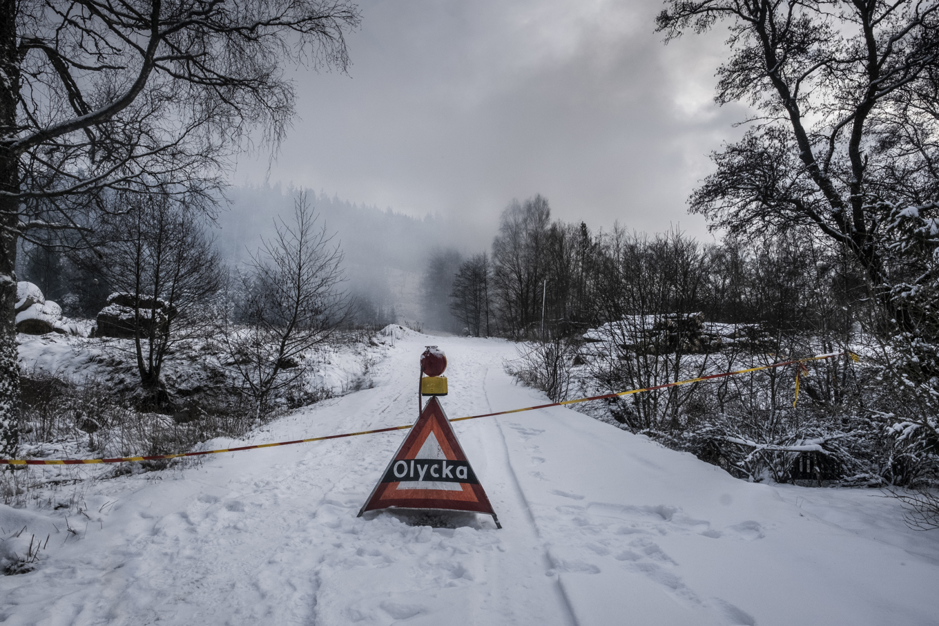 Arkivbild från en avfallsbrand 2021 i ett sopberg utanför Kagghamra i Botkyrka kommun. Avfallet hade dumpats av bolaget Think Pink, vars företrädare nu står inför rätta i Sveriges hittills största miljöbrottsmål. Foto: Magnus Hjalmarson Neideman/SvD/TT