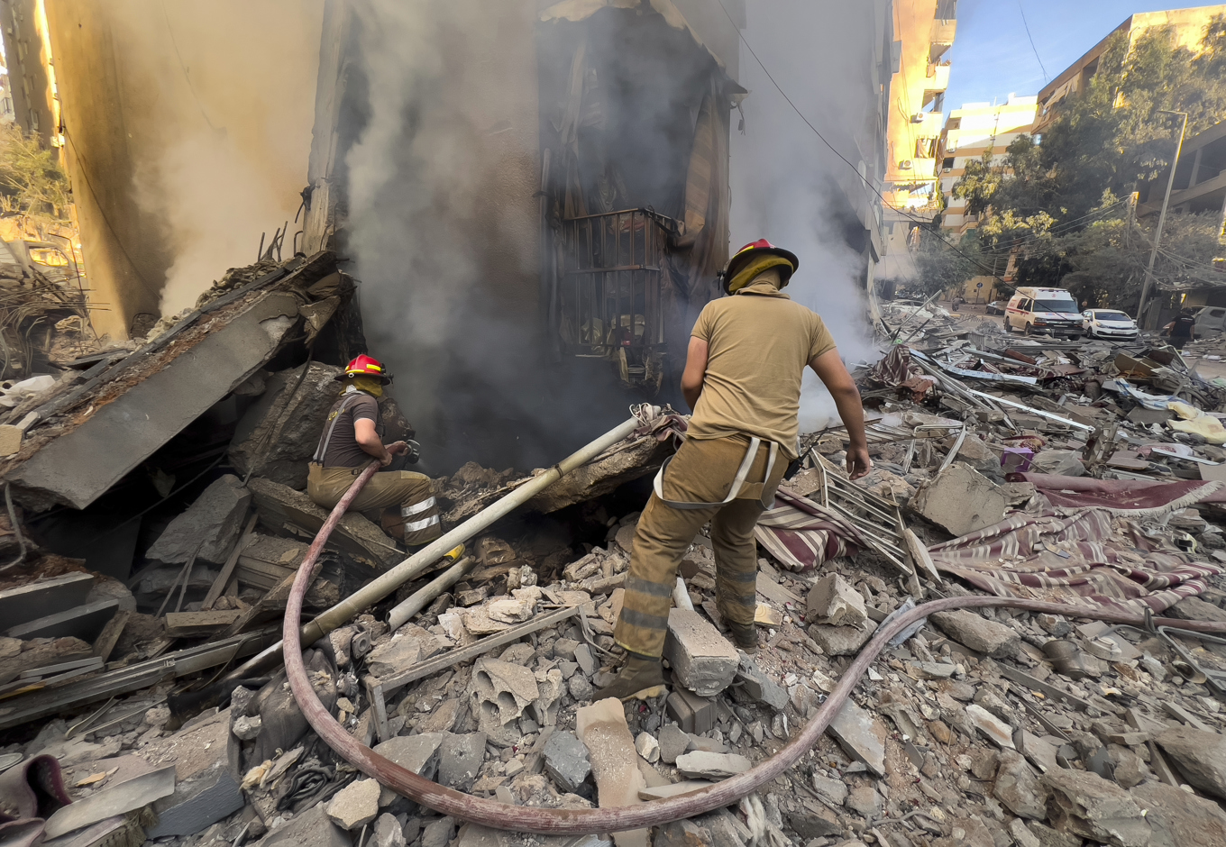Förödelse i Beirutförorten al-Dahiya efter torsdagens israeliska attacker mot området. Foto: Hussein Malla/AP/TT