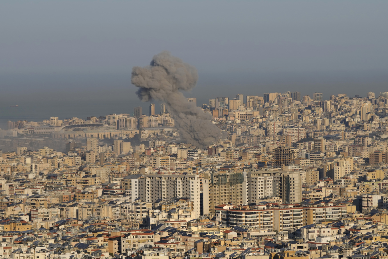 Rökpelare stiger från södra Beirut tidigt på fredagen. Foto: Hussein Malla/AP/TT