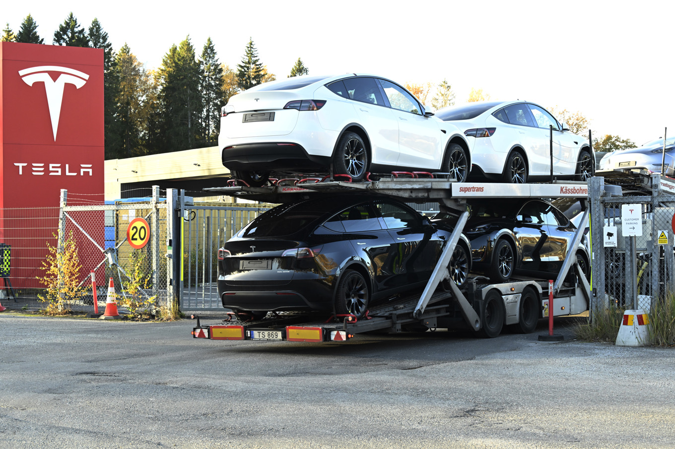 Nya bilar anländer till Teslas anläggning i Huddinge. Arkivbild. Foto: Fredrik Sandberg/TT