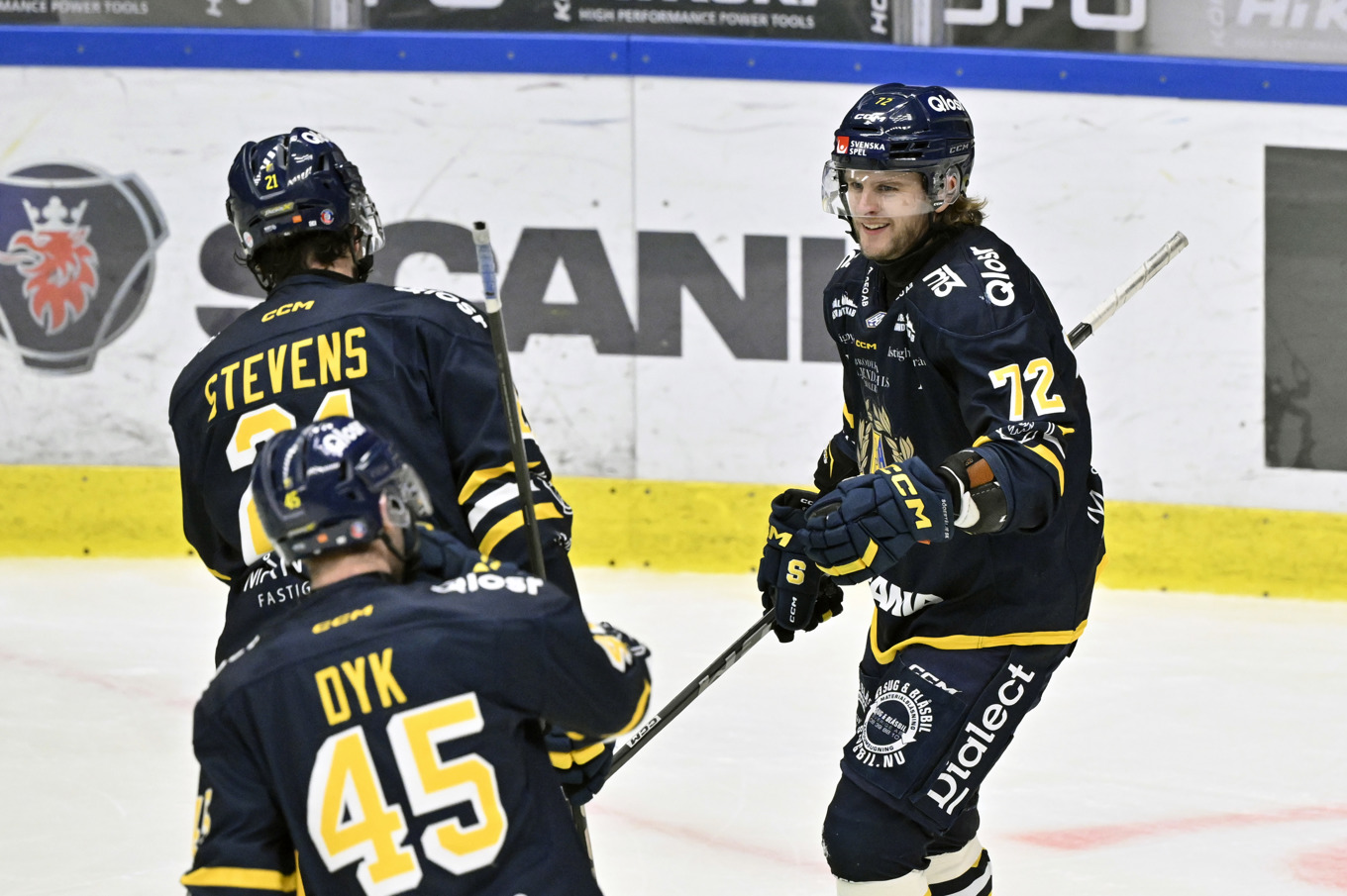 Nicolai Meyer, till höger, stod i fokus när hans Södertälje vann toppmötet mot Björklöven. Arkivbild. Foto: Jonas Ekströmer/TT
