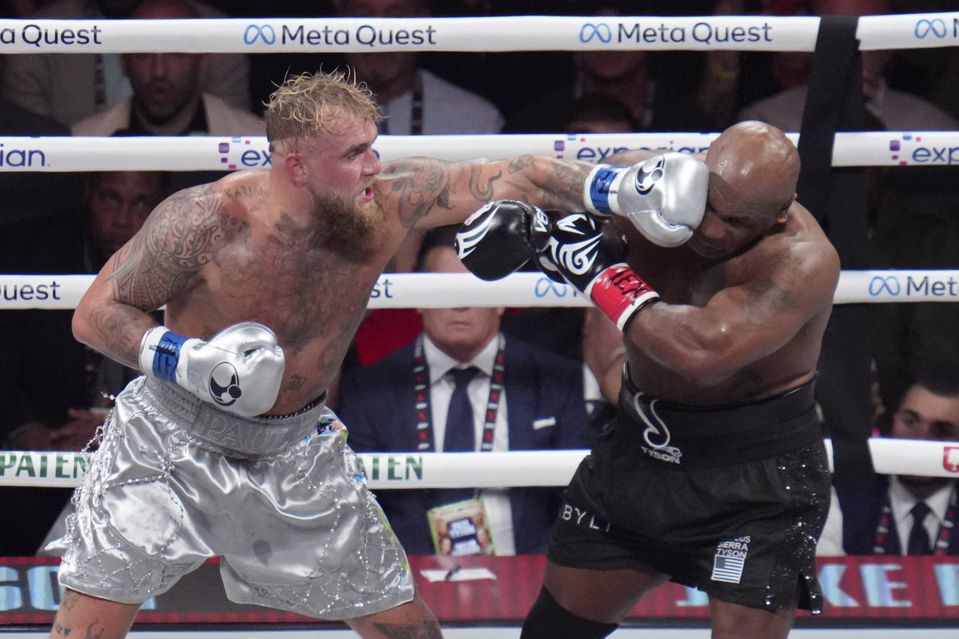 Det var många som ville se Jake Paul och Mike Tyson boxas på Netflix. Foto: Julio Cortez/AP/TT