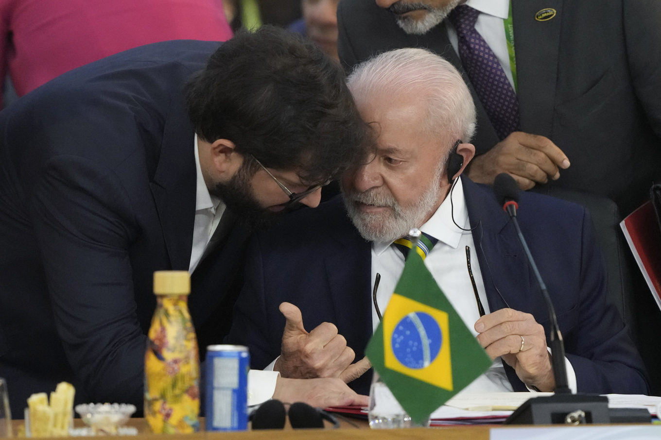 Lula da Silva, sittande, i samspråk med sin chilenske kollega Gabriel Boric under G20-mötet. Foto: Eraldo Peres/AP/TT