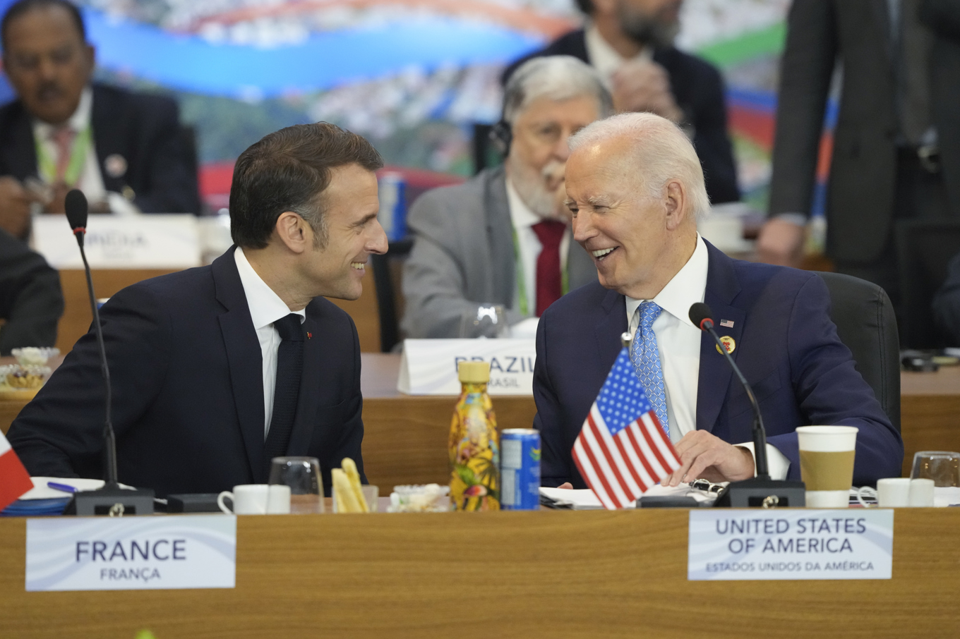 USA:s avgående president Joe Biden, t h, och Frankrikes president Emmanuel Macron på G20-mötet i Brasilien. Foto: Eraldo Peres/AP/TT